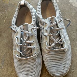 New Balance Gray Sneakers with Breathable Mesh and Sleek Design